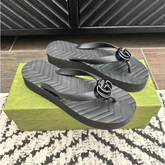 GUCCI Marmont GG Rubber Flip Flops Size 37 NEW IN BOX - Picture 2 of 7